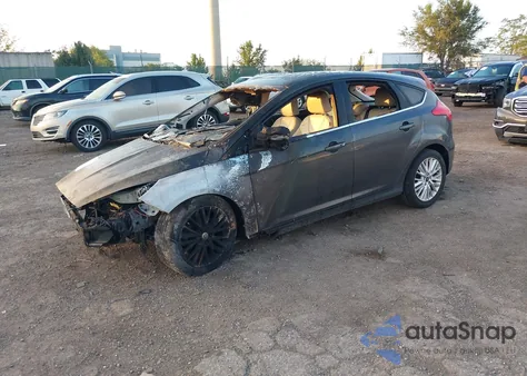 2018 Ford Focus Titanium z USA, uszkodzony, nr VIN 1FADP3N28JL294715